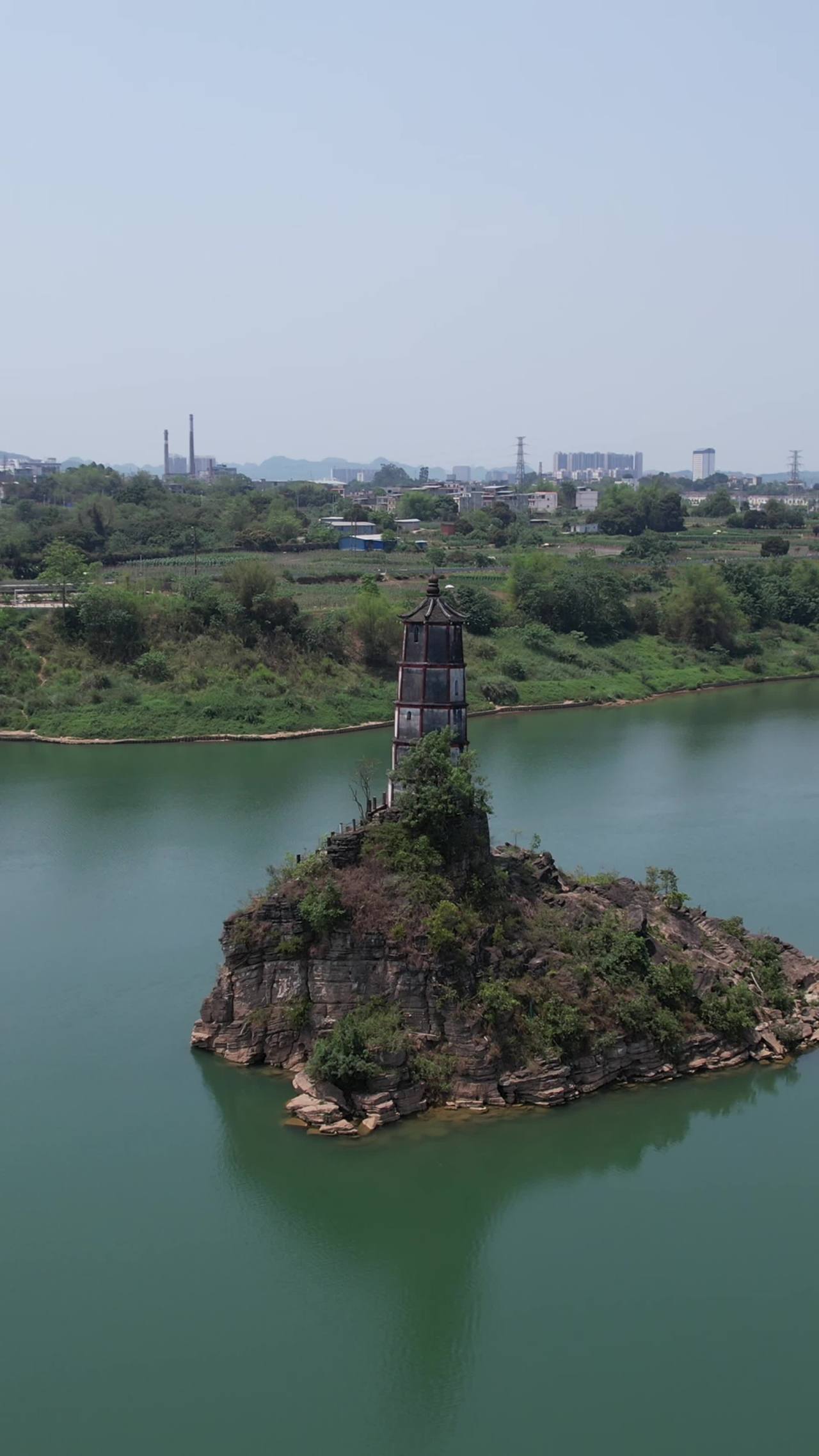 湖畔古塔静谧景