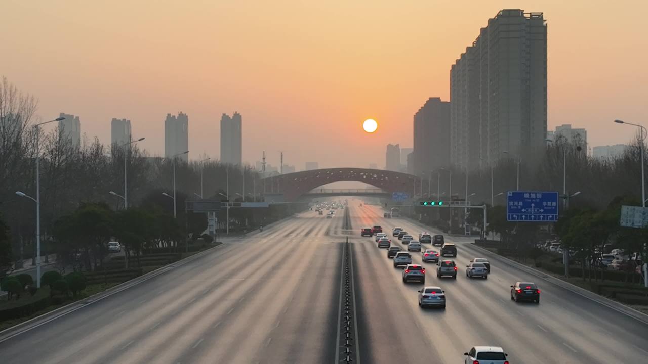 晨曦中的城市繁忙