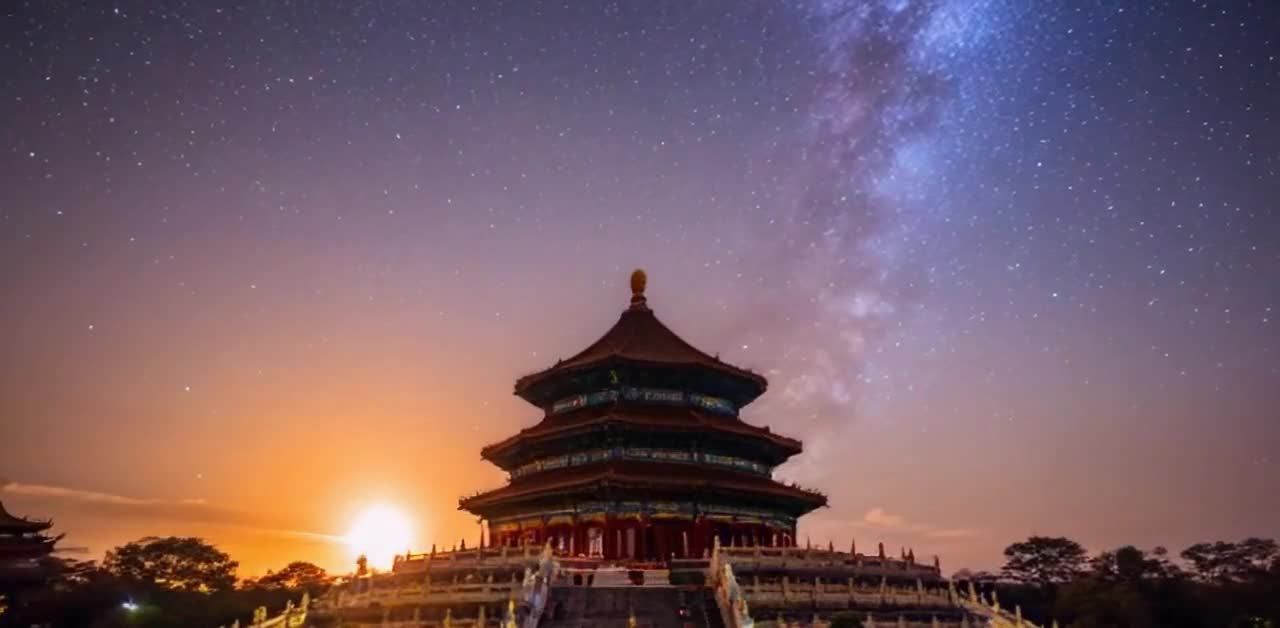 星空下的天坛建筑延时摄影云彩流动