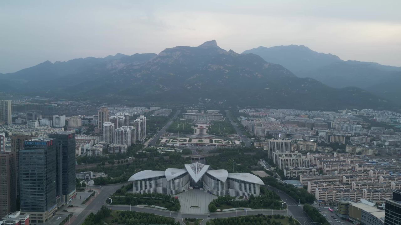 航拍山东泰安城市风光