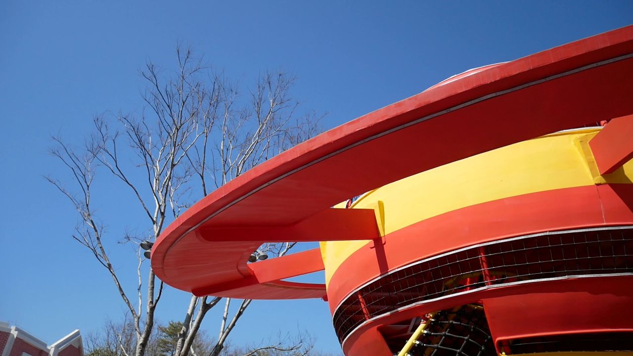 儿童公园的飞碟星球造型滑梯