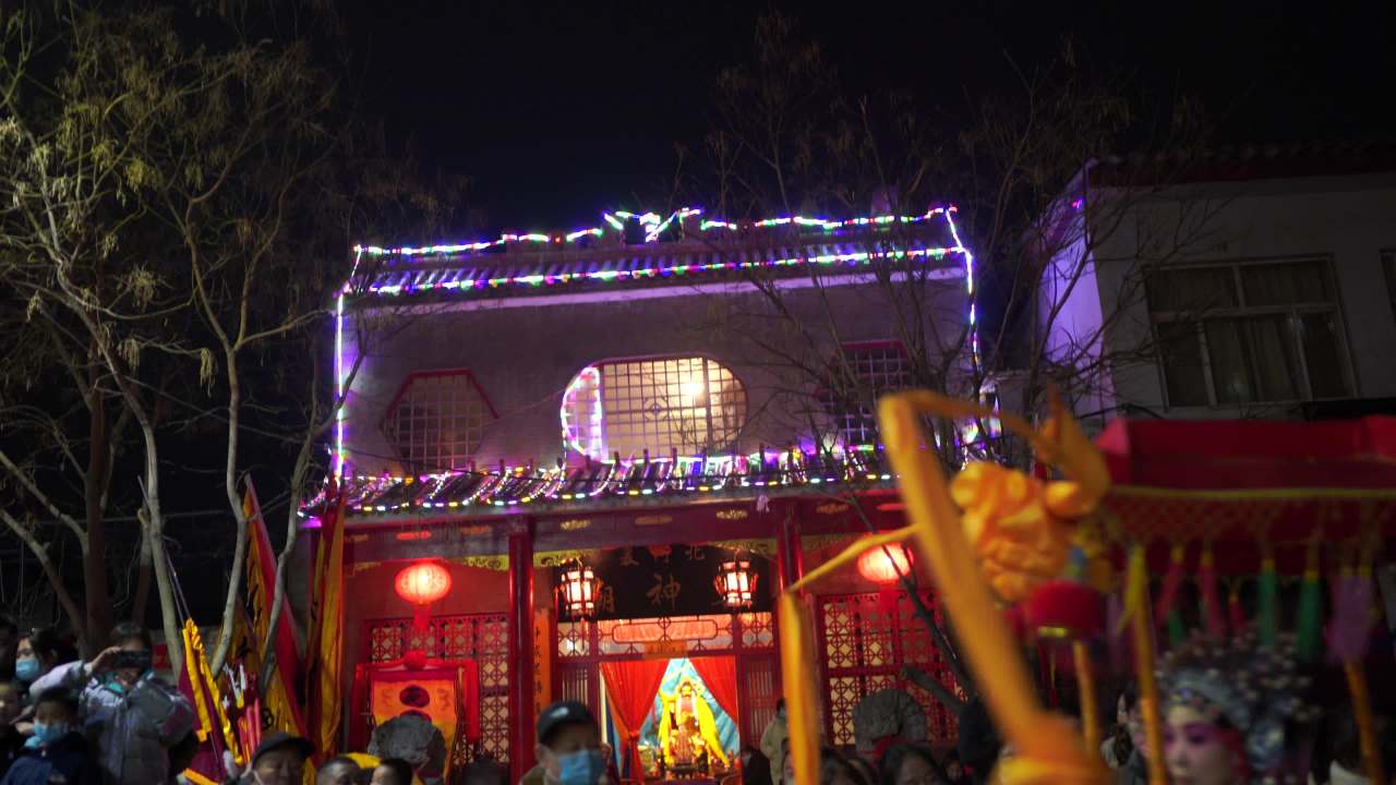 夜晚庙会热闹非凡