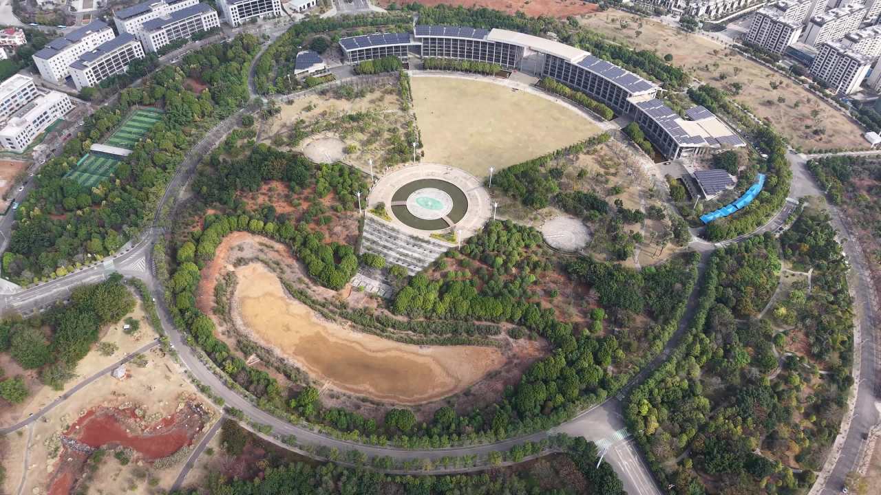 城市中心的绿色圆环