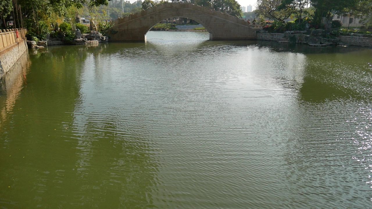 湖面和拱桥