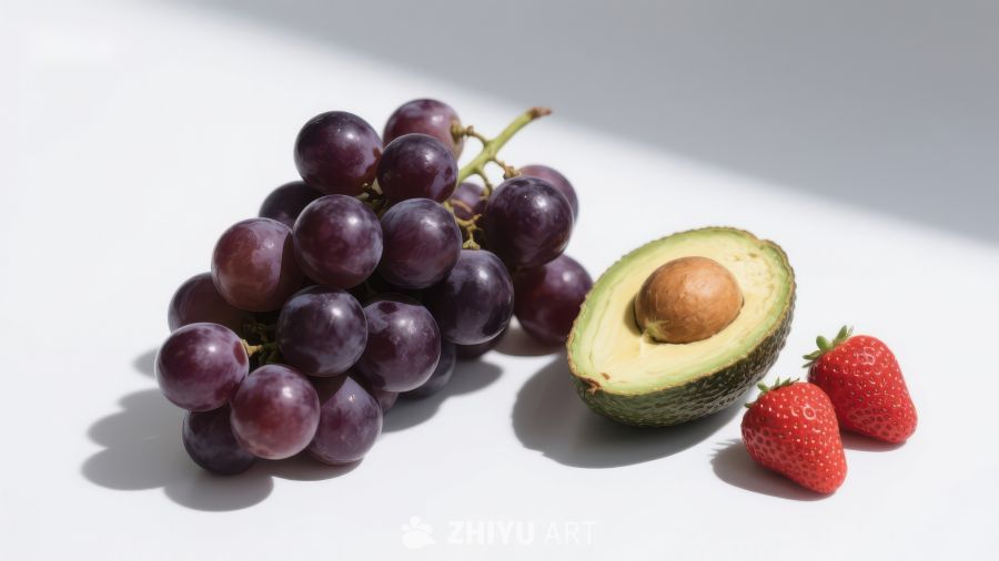 葡萄、牛油果与草莓的静物组合