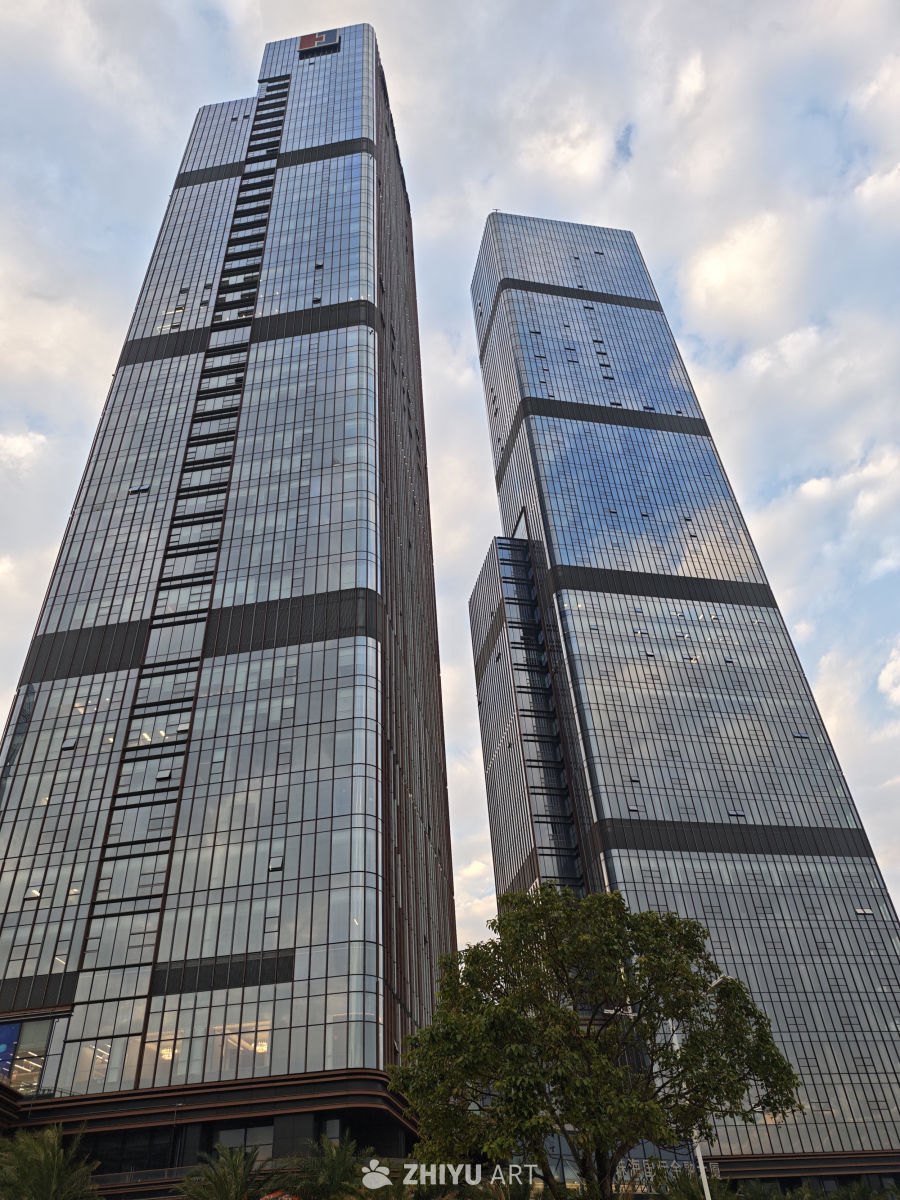 双塔高楼映蓝天