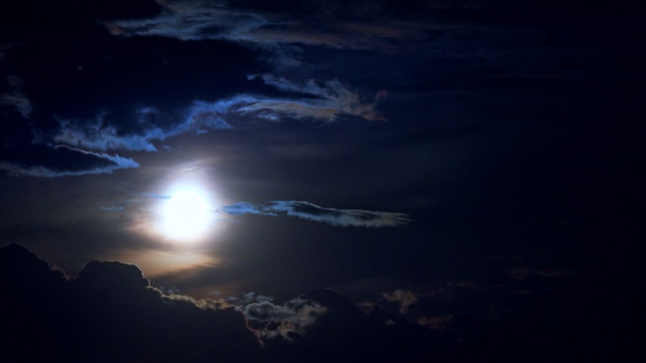夜晚月色月亮云彩