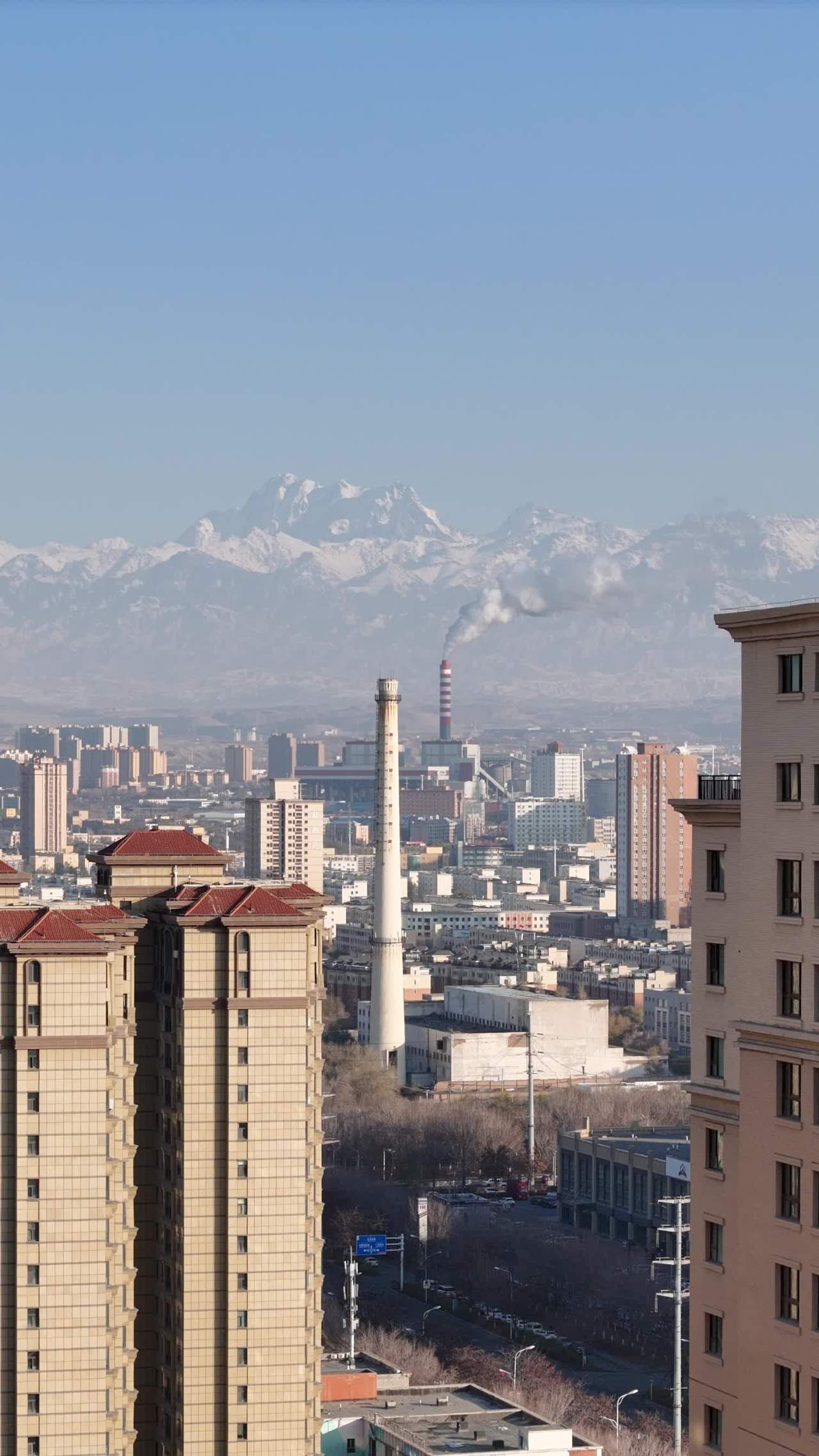 城市与雪山