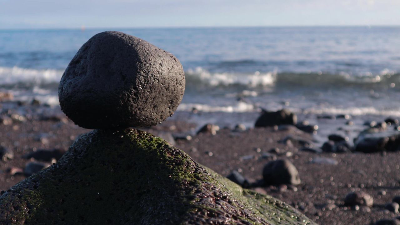 海滩岩鹅卵石波侧影
