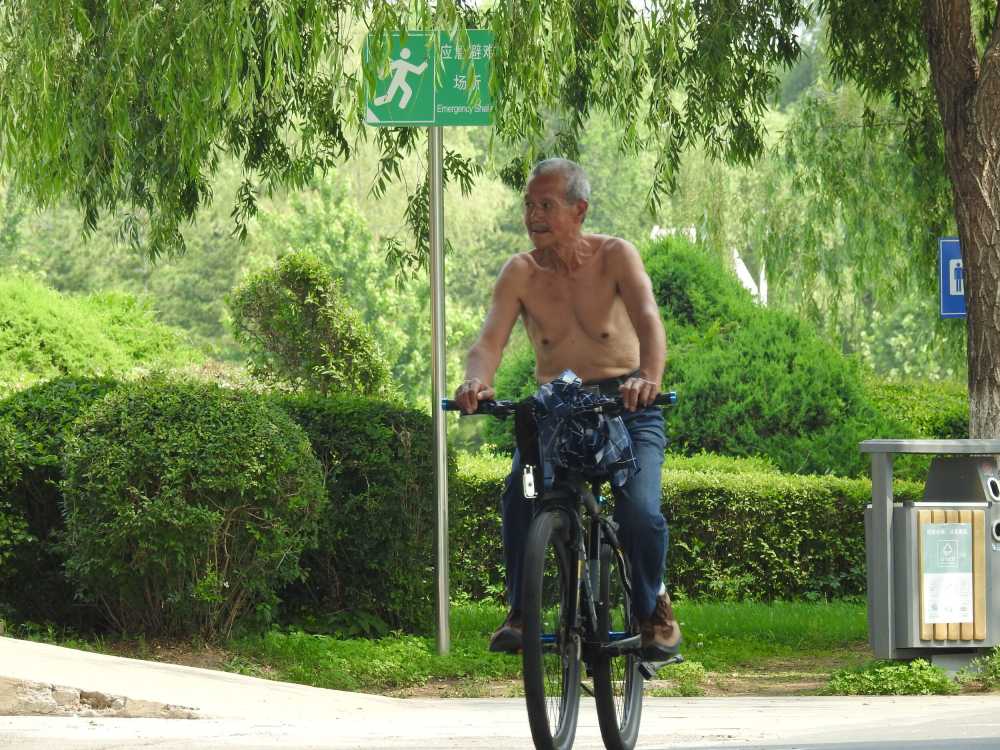 老大爷光膀子骑车