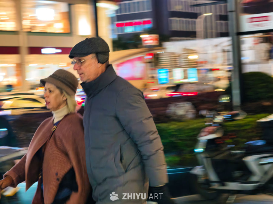 夜街头的温暖同行