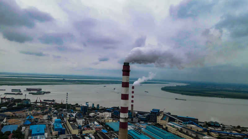 工业生产工厂烟囱炊烟航拍摄影图 