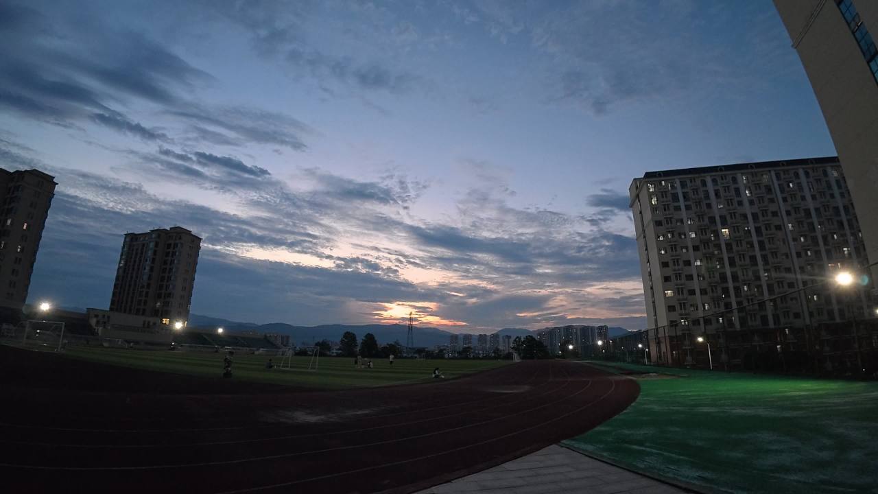 城市运动场的日落时光