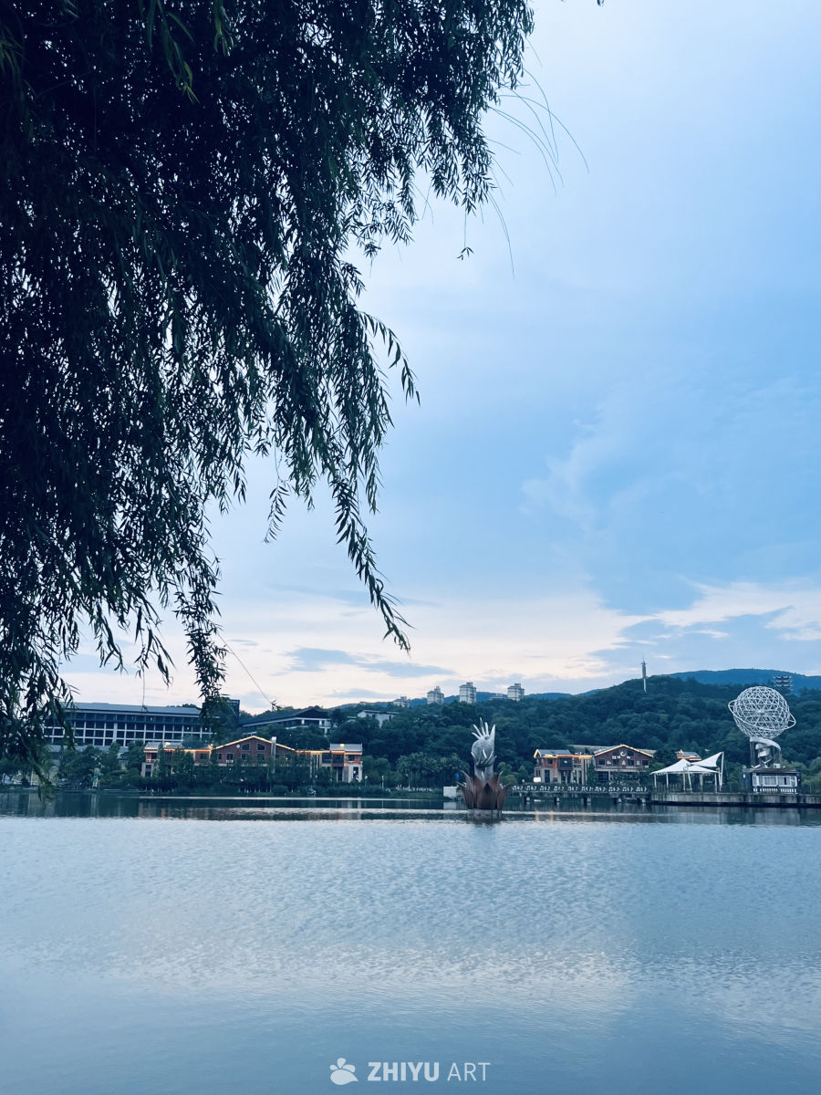 湖畔静谧时光