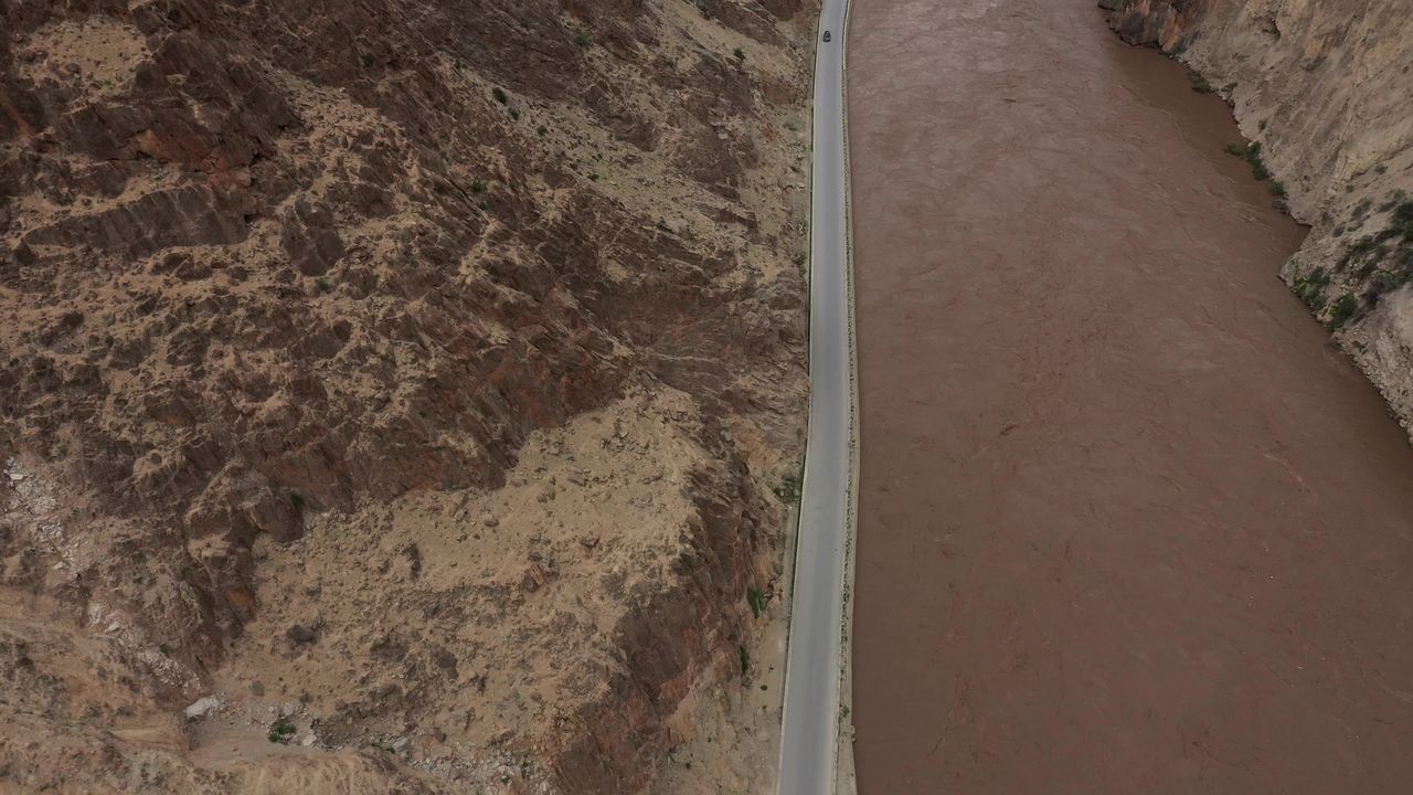 航拍汽车行驶在怒江大峡谷的川藏公路上