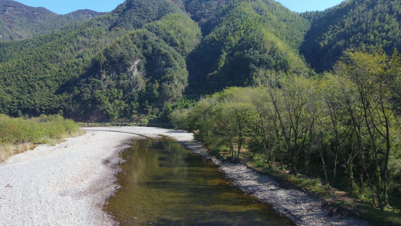 航拍安徽宣城泾县月亮湾的青山绿水