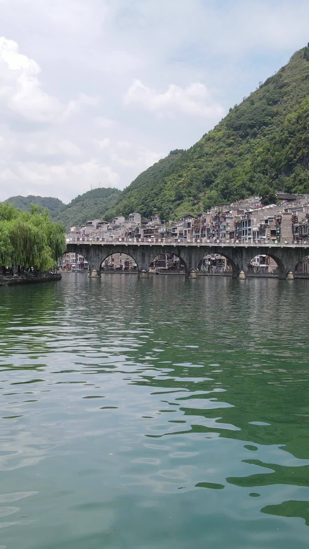 古桥静谧河畔