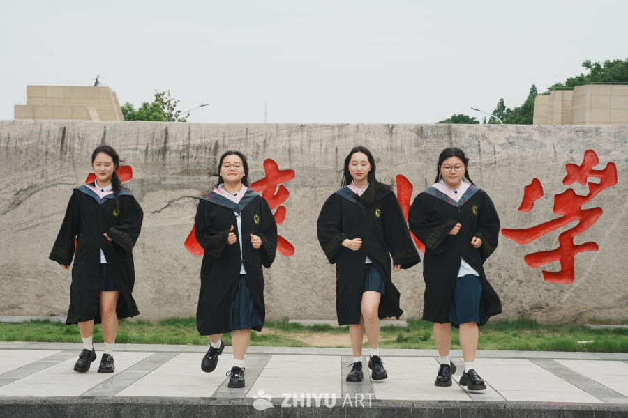 青春毕业季：学士服下的友谊时光