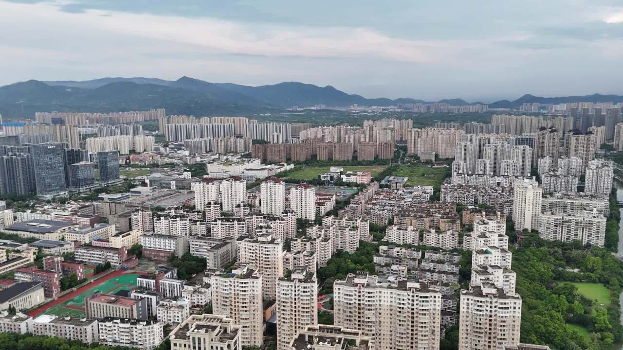 城市全景与自然和谐共存