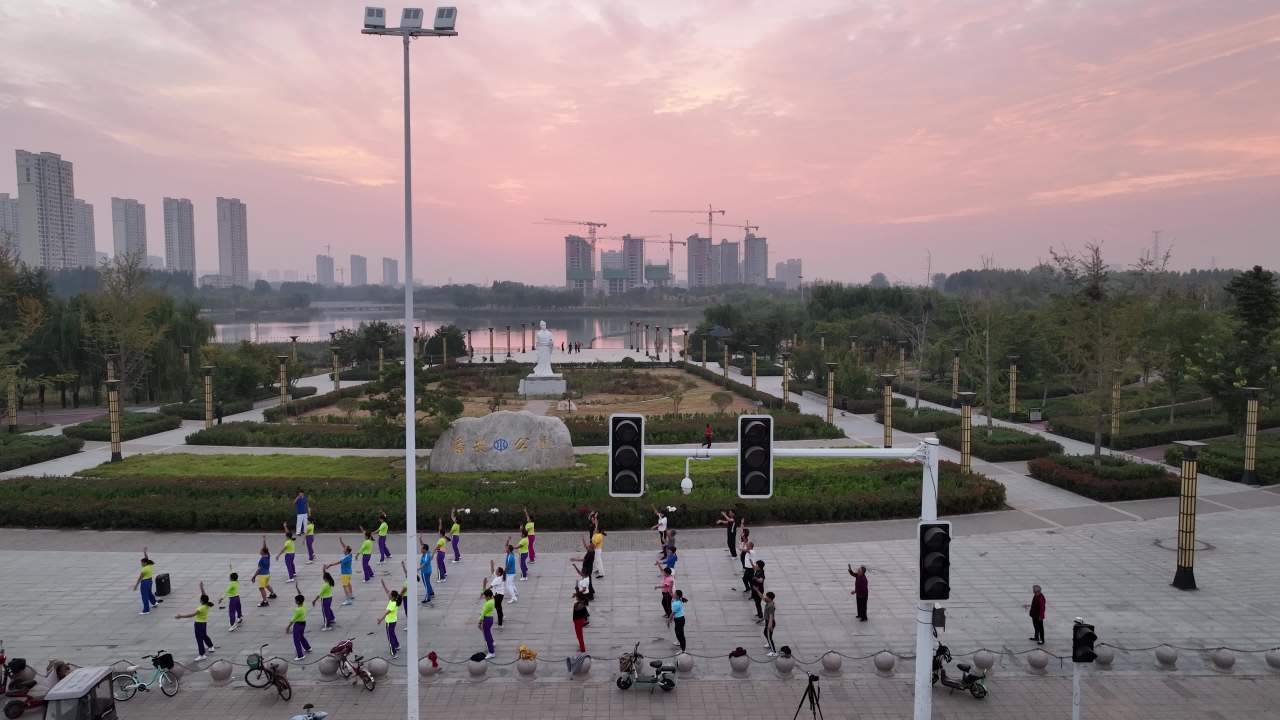 晨曦中的广场健身