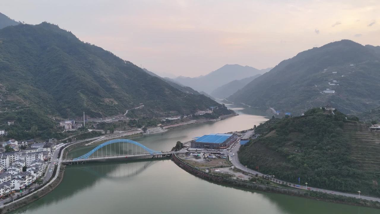 航拍山水小镇风光