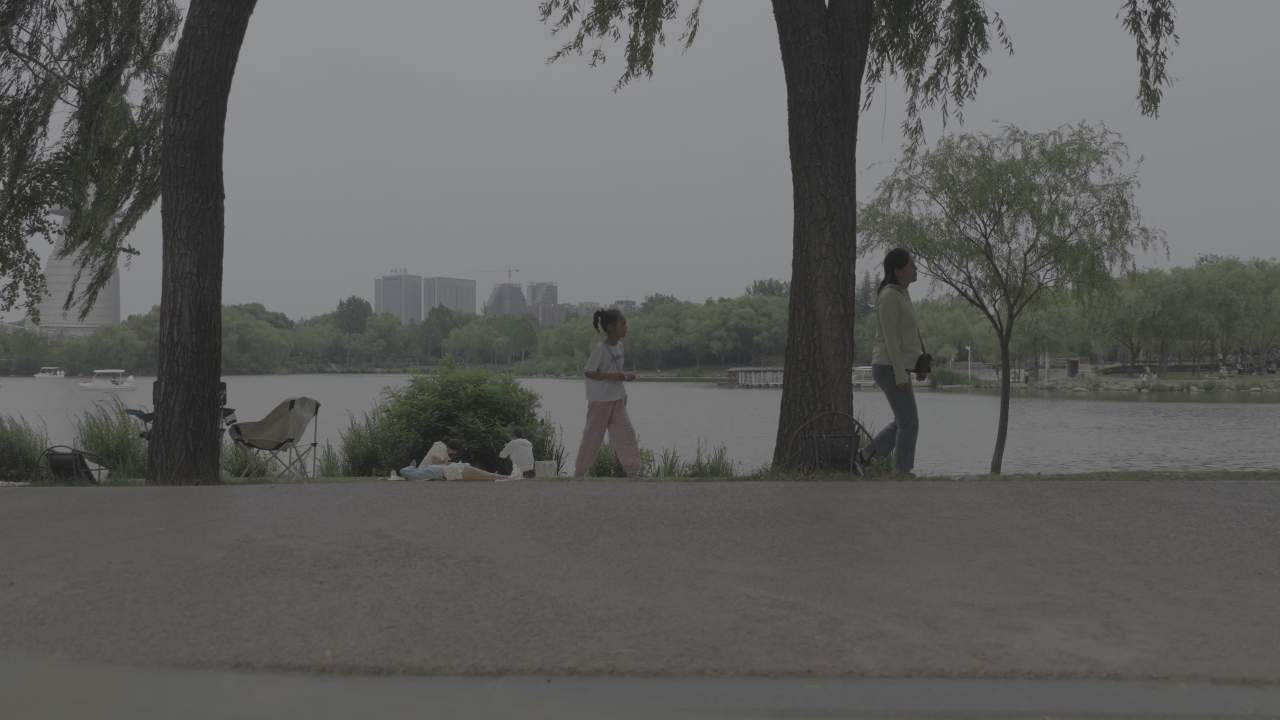 湖畔休闲时光