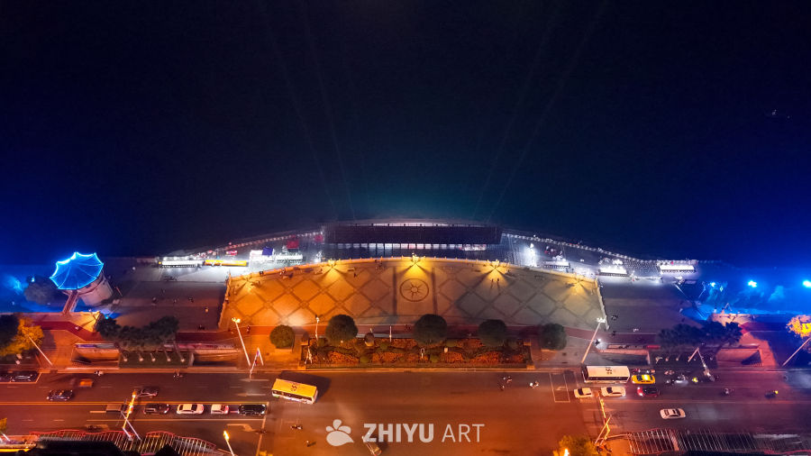 璀璨夜色下的城市广场