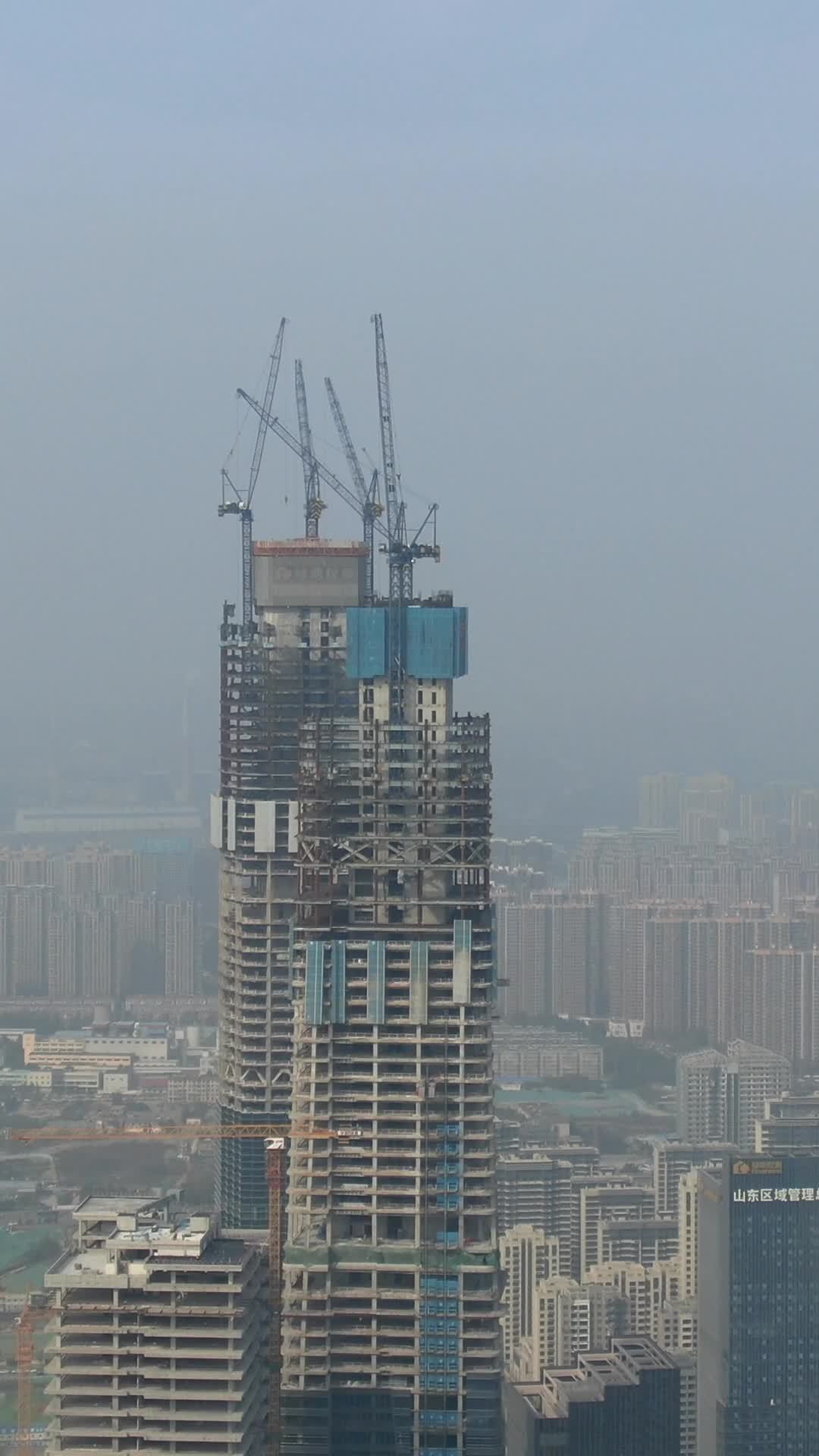 高楼建设中的城市剪影