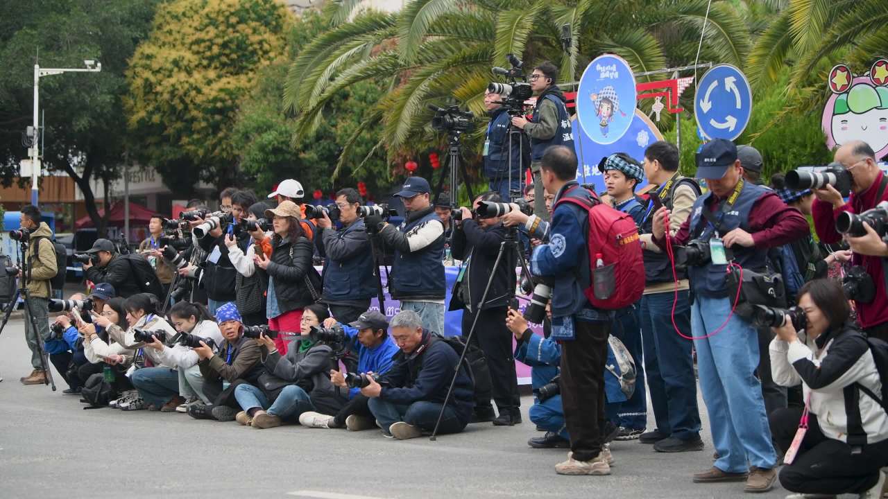 4k媒体记者拍摄活动现场  摄影记者云集