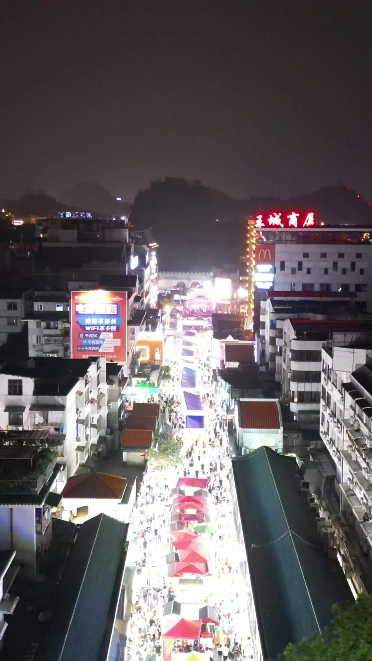 夜晚繁华夜市