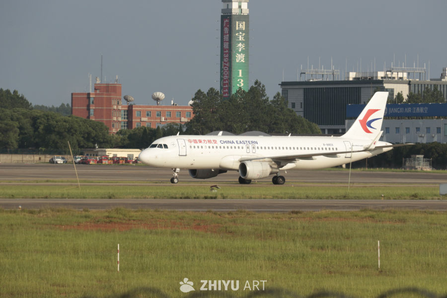 中国东方航空飞机在机场跑道上