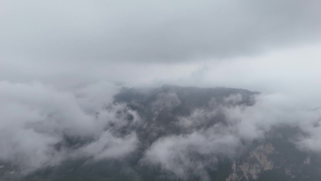 云雾缭绕的山峦航拍