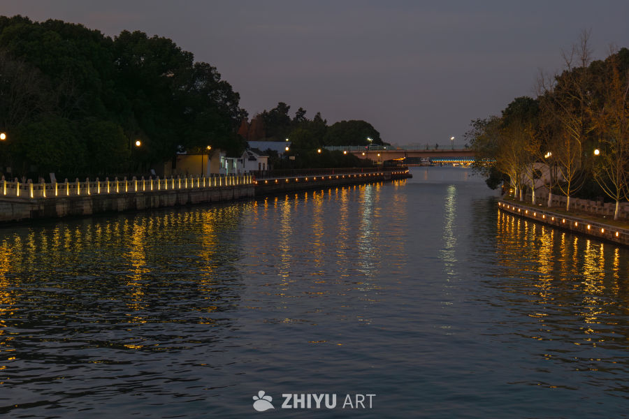 夜河灯火映宁静