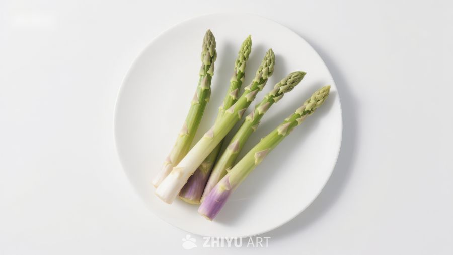 白色盘子上的几根芦笋