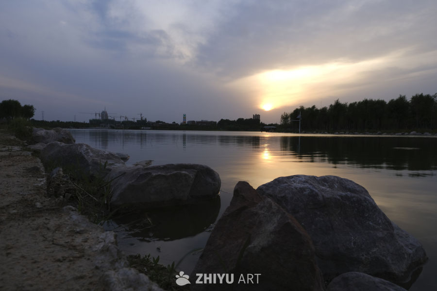 湖畔夕阳