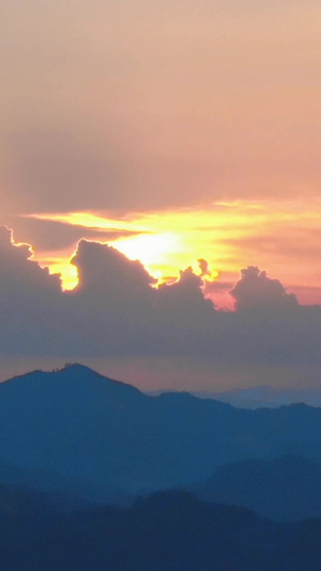 大山日出日落晚霞夕阳竖屏航拍