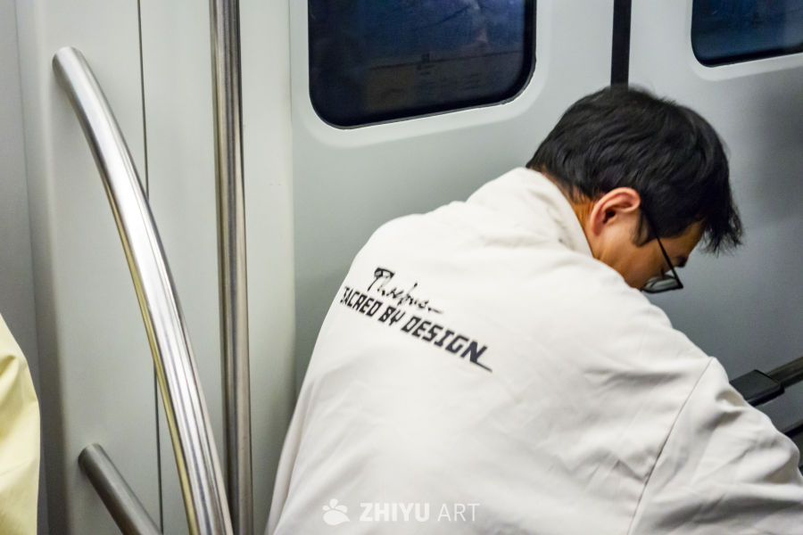 地铁上的专注瞬间