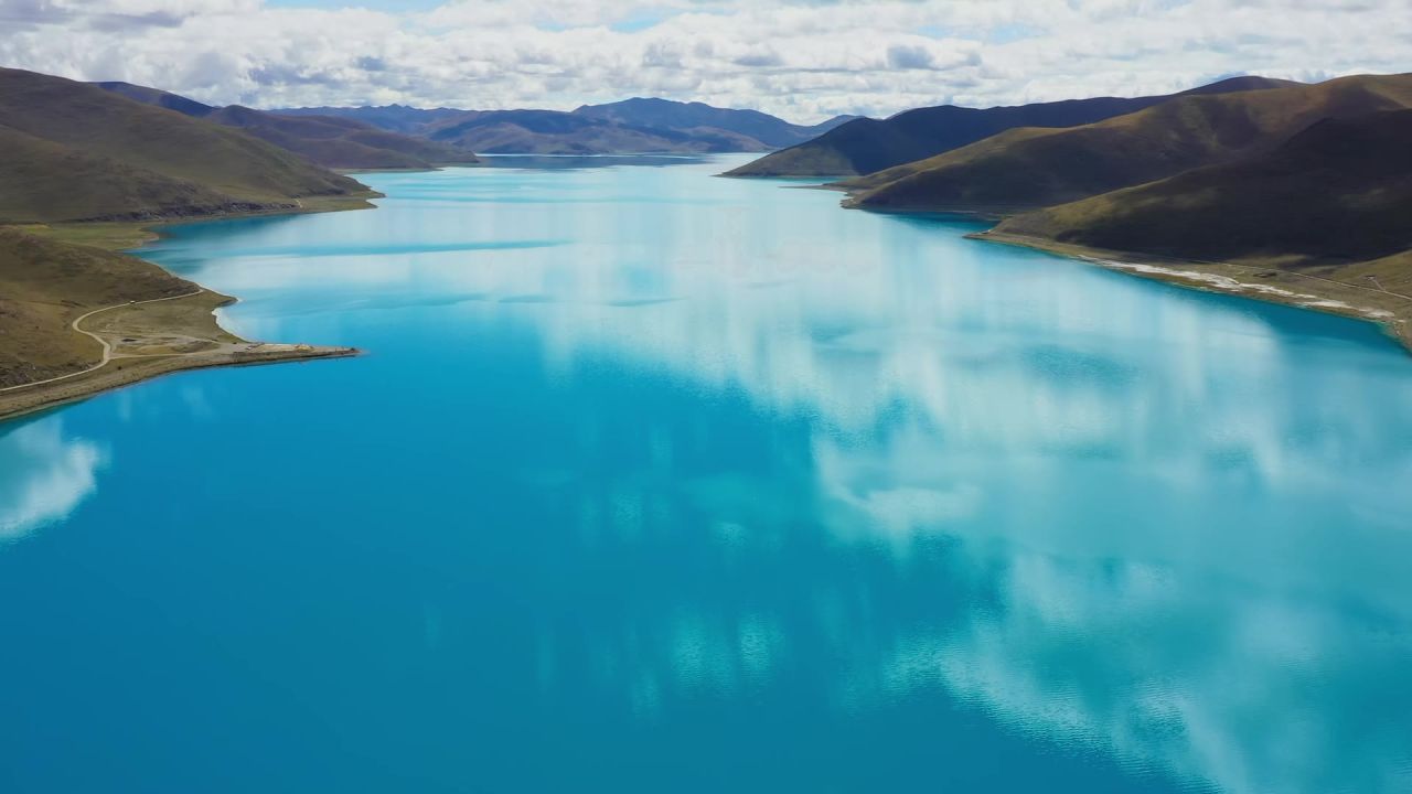 航拍秋天西藏山南湛蓝色的羊卓雍措