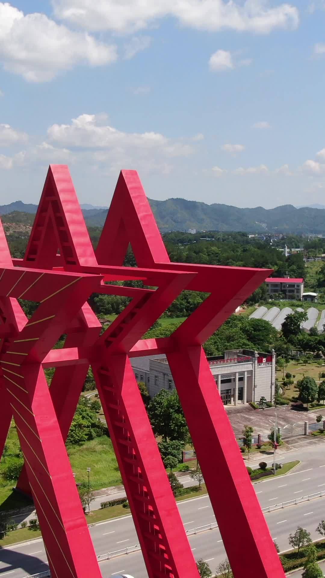 红色星星下的城市风光