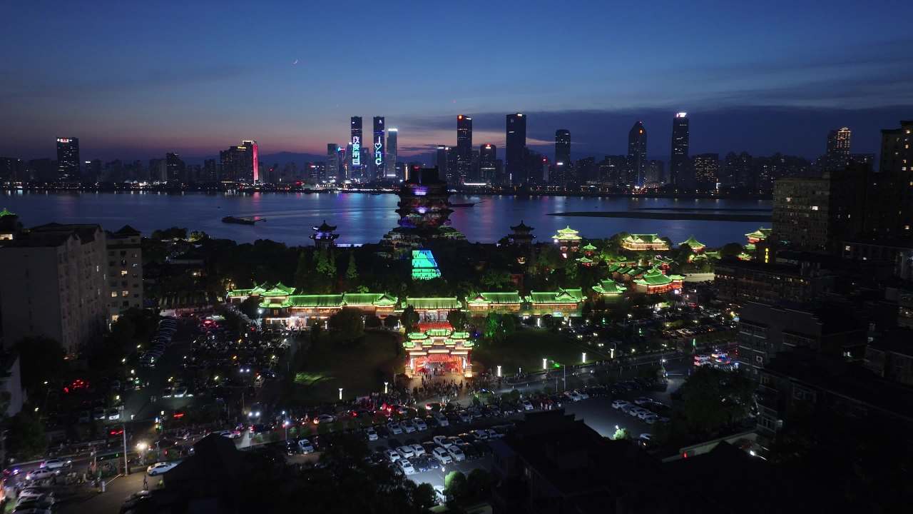夜幕下的城市与古迹