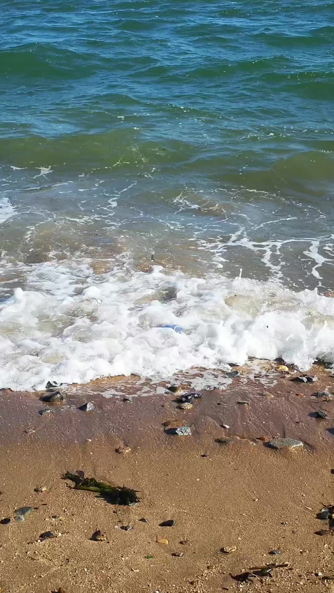 实拍夏日海浪拍打沙滩鹅卵石