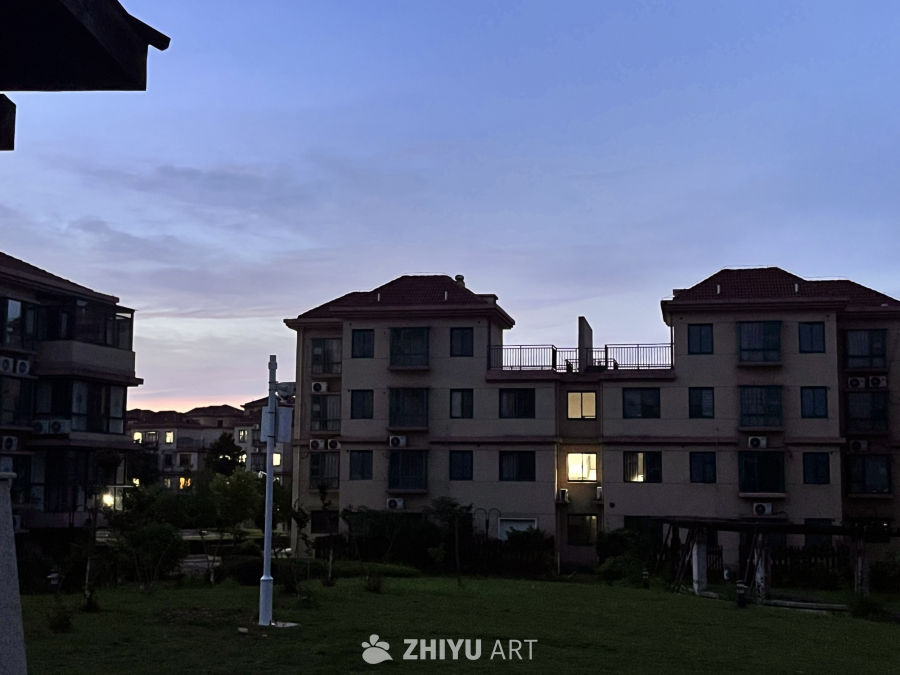 黄昏时分的住宅楼