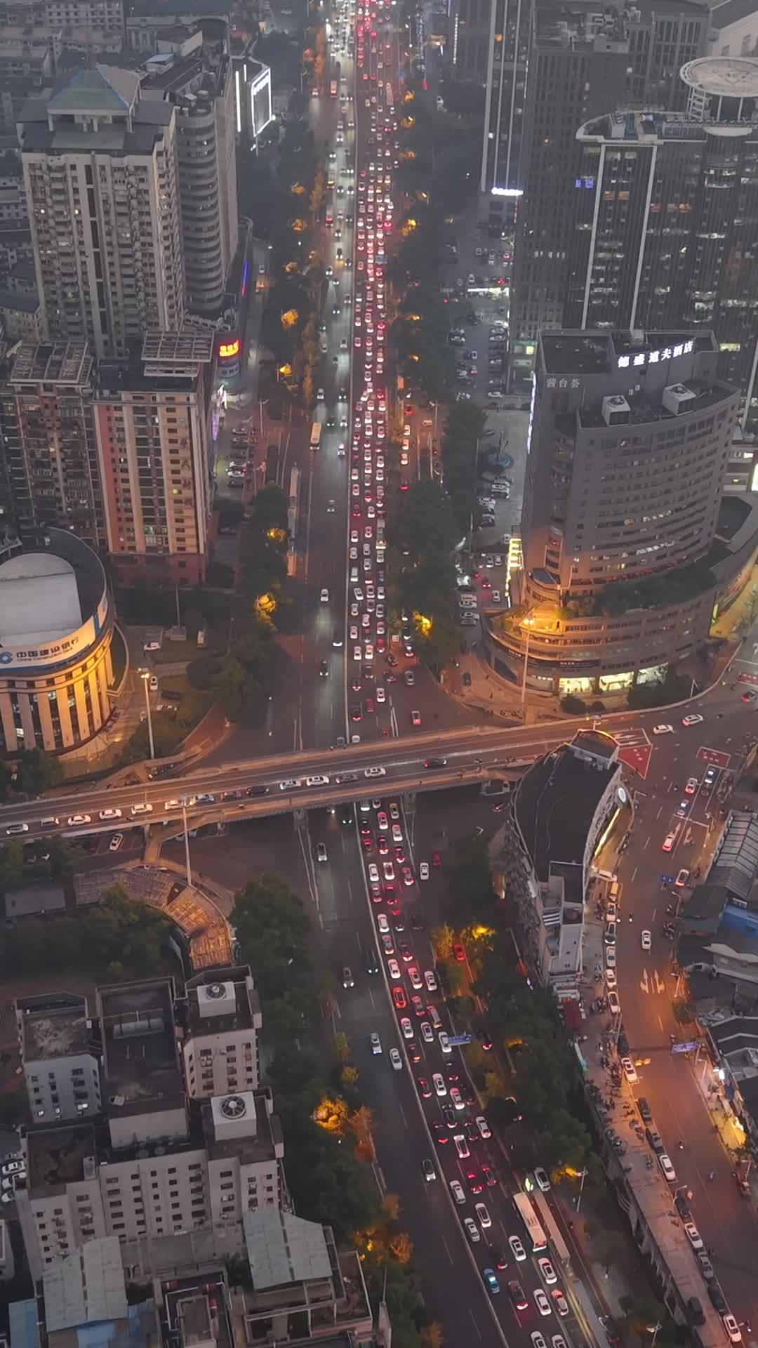 都市夜色与车流