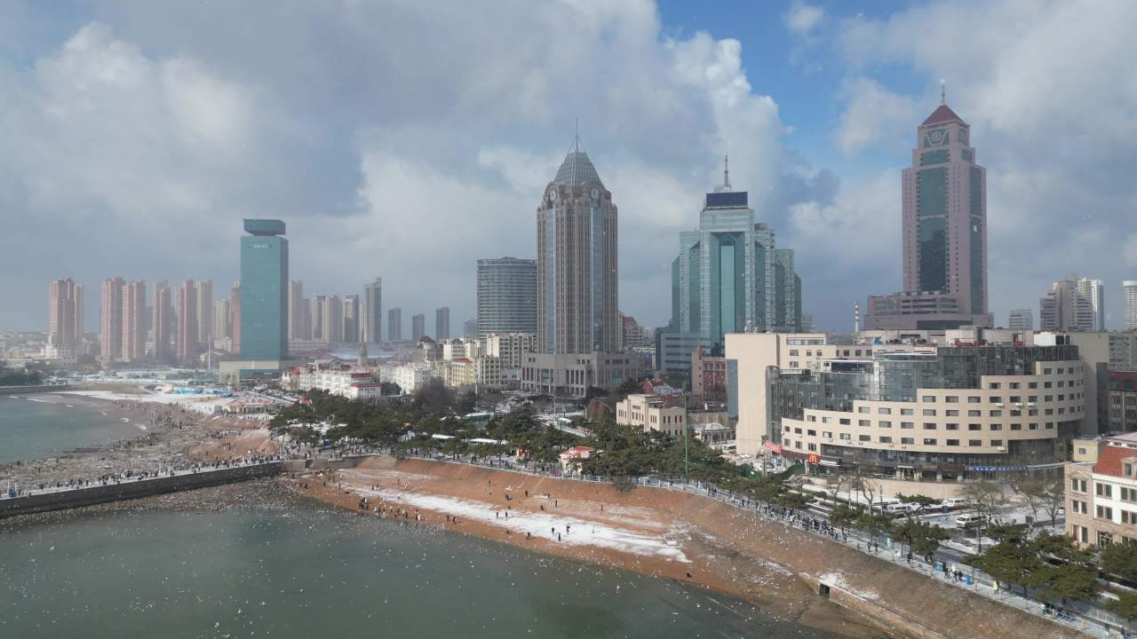 青岛市南老城区栈桥海边雪景航拍 31