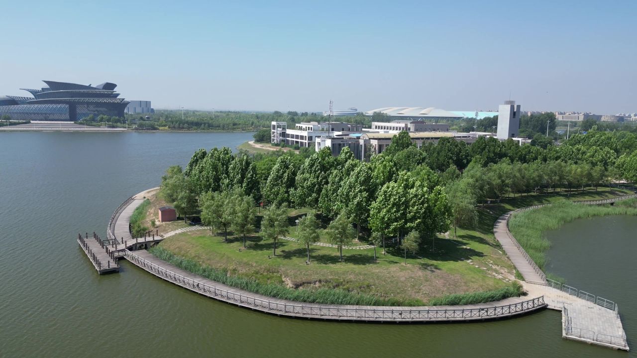 航拍山东东营清风湖公园5