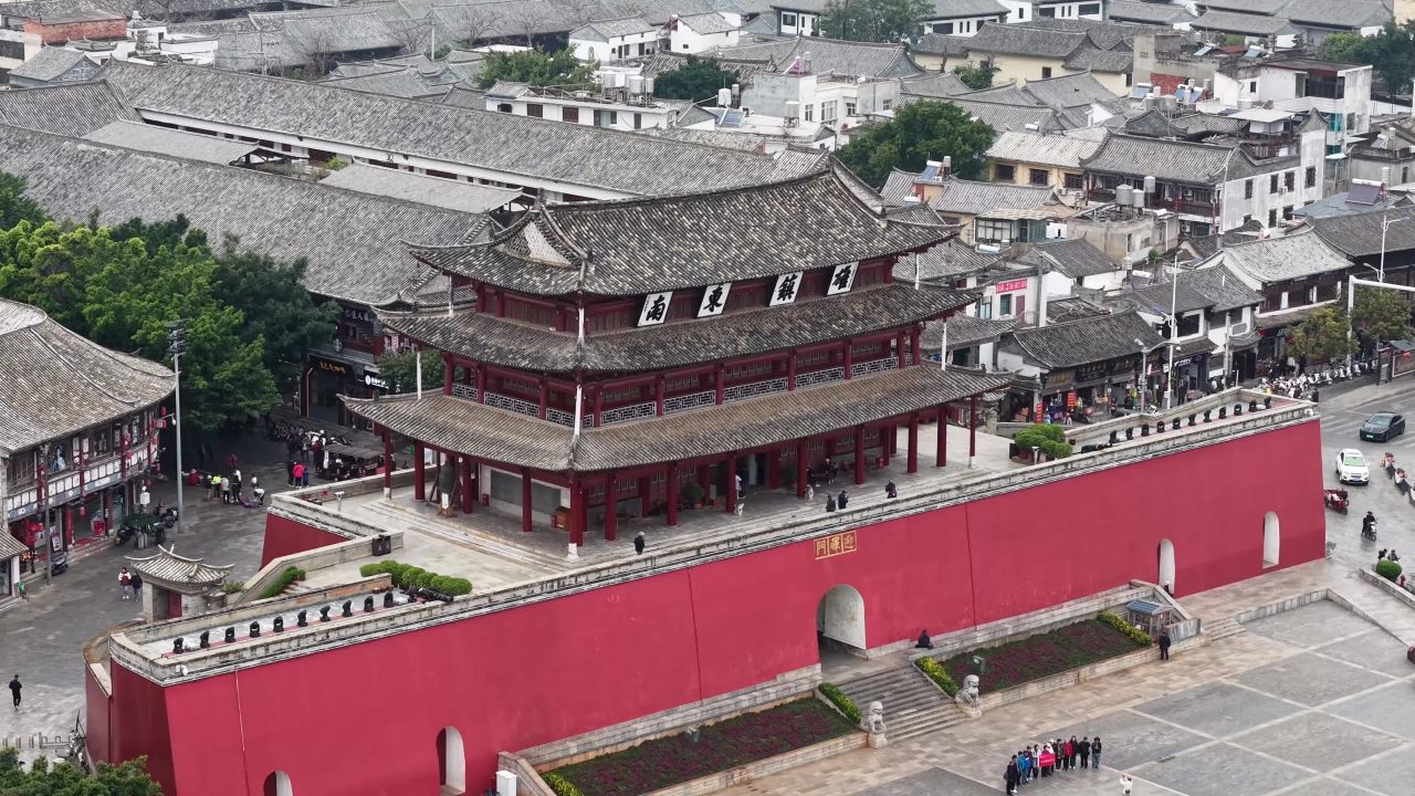 古城红墙与传统建筑