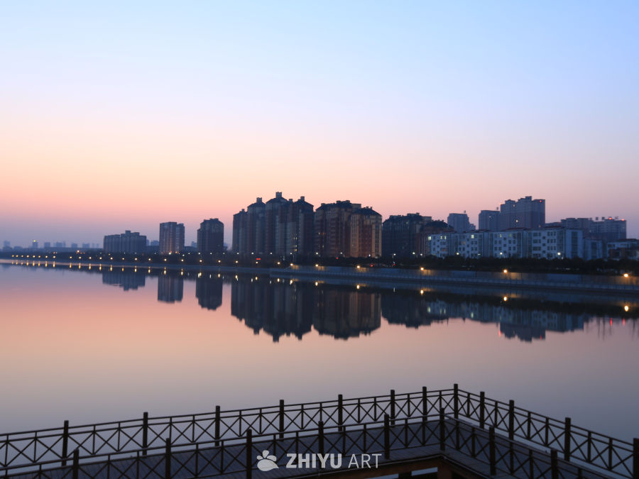 湖畔城市的黄昏