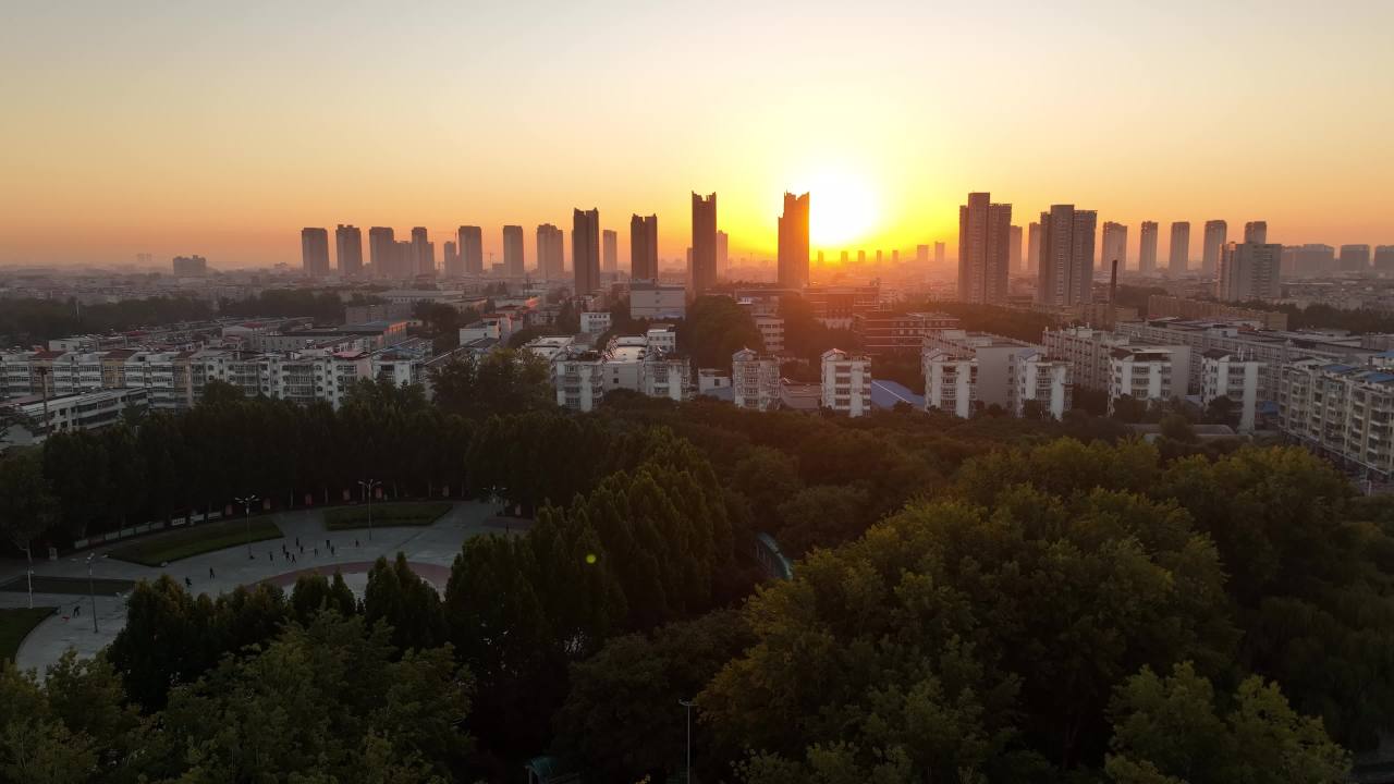 晨曦中的城市公园