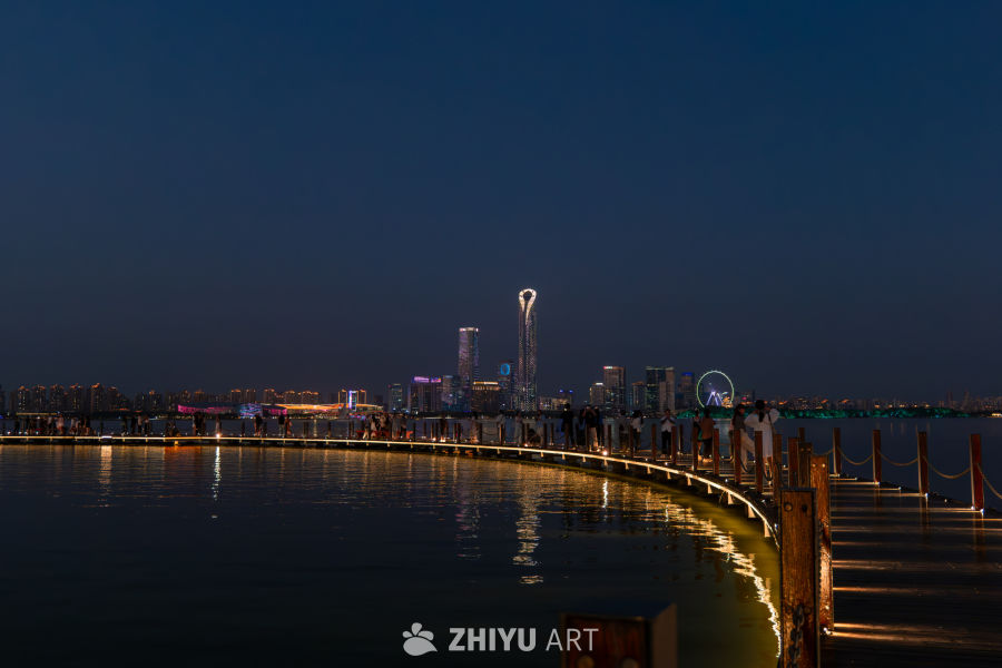 夜幕下的城市水岸风光