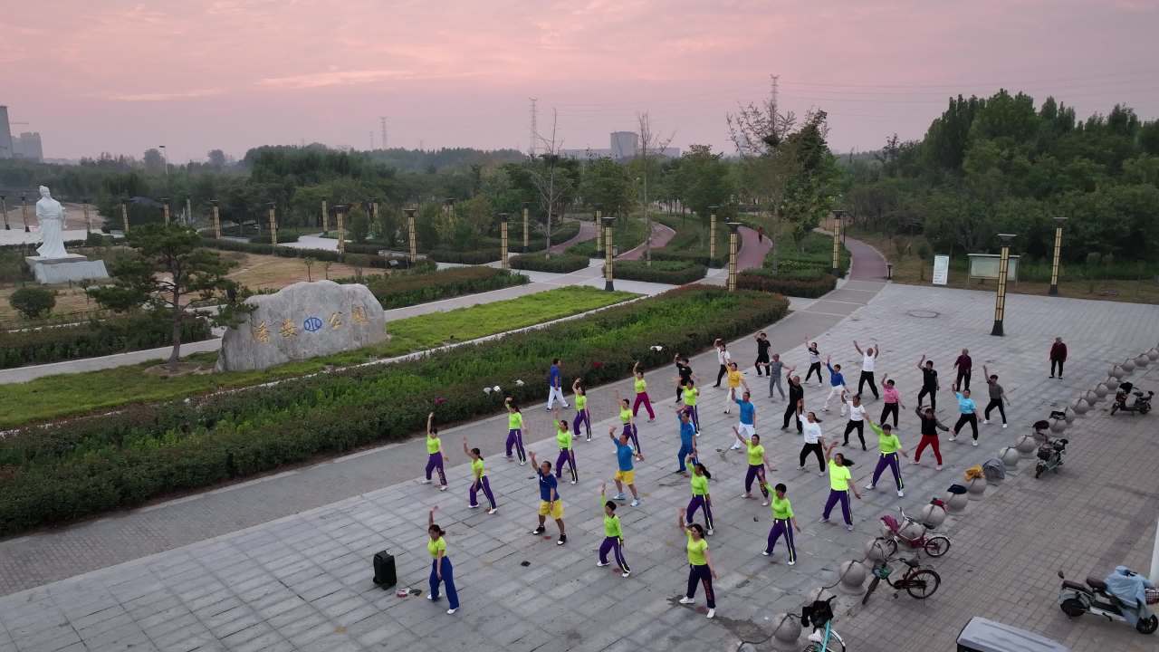 晨曦中的广场舞